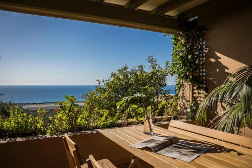 MiniaにあるVilla nonà Mariaのテーブル付きのバルコニーから海の景色を望めます。
