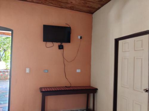 Habitación con TV en la esquina de una pared en Echodi San José Roman 