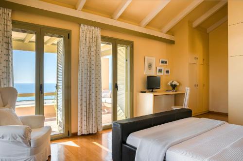 Villa nonà Maria في Minia: غرفة نوم مع سرير وإطلالة على المحيط