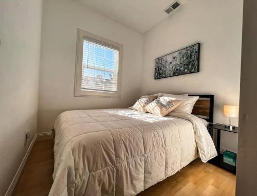 1 dormitorio con cama y ventana en Comfortable 2BR Spacious Deck! 7 mins to Sacramento Downtown and Midtown, en Sacramento