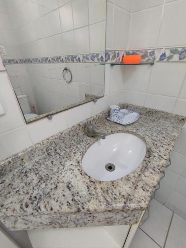 La salle de bains est pourvue d'un lavabo et d'un miroir. dans l'établissement Casaportoazzurro, à Cabo Frio