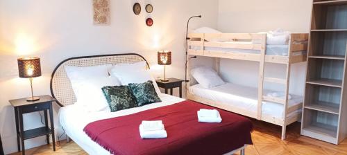 une chambre avec un lit et un lit superposé dans l'établissement Nouveau - Le Médicis - Centre, à Sarrebourg