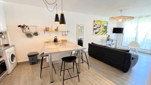 Dapur atau dapur kecil di Appartement Le Letchi Saint Gilles Boucan Canot 300 m de la plage