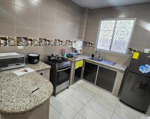 Kuchyň nebo kuchyňský kout v ubytování Habitación privada en Salinas