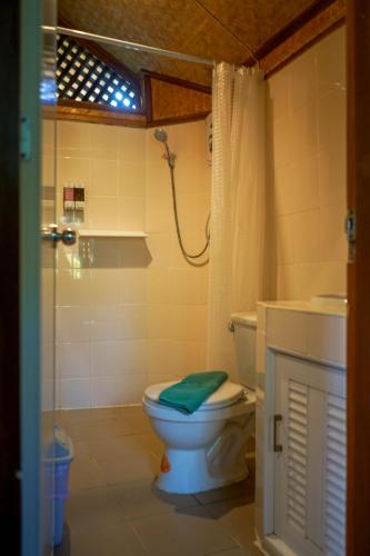 a bathroom with a toilet and a shower at Pai Homey in Pai