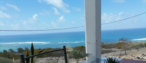 Von der Veranda eines Hauses genießen Sie Meerblick. in der Unterkunft Residence Brise marine in Rodrigues Island
