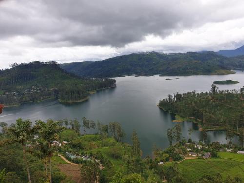 uma vista aérea de um grande lago nas montanhas em Delhousie Hotel em Nallathanniya