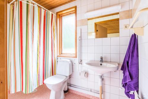 uma casa de banho com um WC e um lavatório em First Camp Hökensås-Tidaholm em Tidaholm