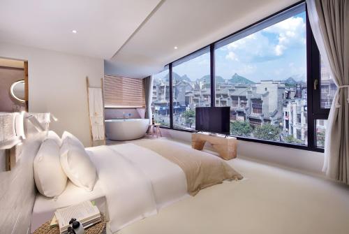 Postel nebo postele na pokoji v ubytování Sky Garden Inn