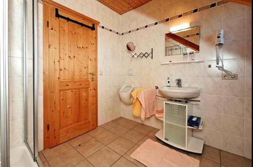 y baño con lavabo y ducha. en Gasthof-Pension Kesslsimerhof, en Neualbenreuth