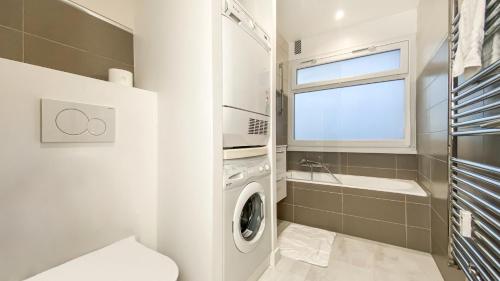 lavadero con lavadora y ventana en HOMEY HAKUNA - Proche centre / Balcon privé / Wifi gratuit en Annemasse
