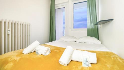 um quarto com uma cama com toalhas em HOMEY HAKUNA - Proche centre / Balcon privé / Wifi gratuit em Annemasse