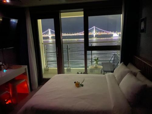 Een bed of bedden in een kamer bij Gwangan-ri Grand Terrace Ocean view