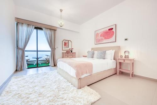 Postel nebo postele na pokoji v ubytování Maison Privee - Sun Sand & Dubai Luxury at JBR Beach