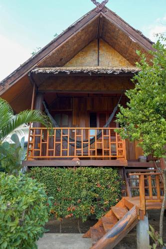 a building with a balcony on the side of it at Pai Homey in Pai