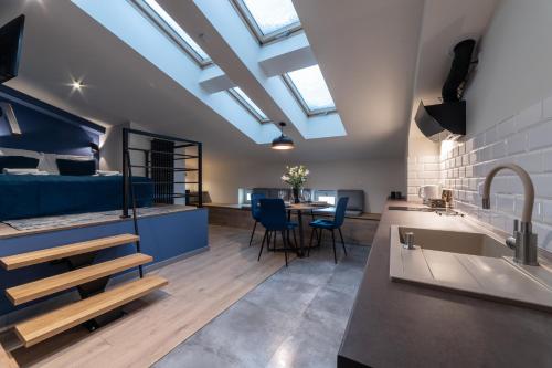 een keuken en een woonkamer met dakramen bij MILU Apartments Sebastiana in Krakau