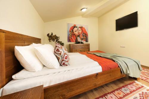 Кровать или кровати в номере MOMA - Charming home in the heart of Bansko Ancient Center