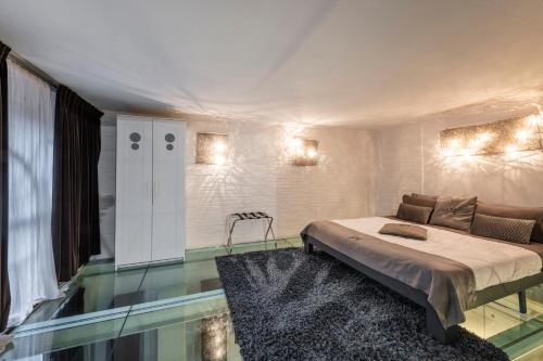 sypialnia z łóżkiem i szklaną podłogą w obiekcie Design Apartment with private pool exclusive use - Stelvio 21 w Mediolanie