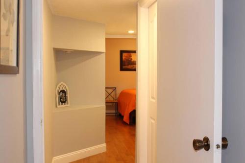 um corredor com uma porta que leva a um quarto em 2-Bedroom basement suite with a separate entrance. em Abbotsford