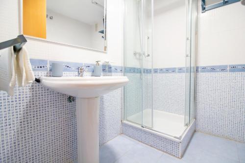 a bathroom with a sink and a shower at Global Properties, Apartamento en la playa de Canet d'en Berenguer in Canet de Berenguer