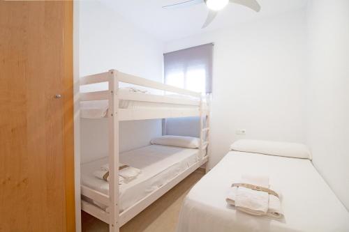 a bunk bed room with two bunk beds in a room at Global Properties, Apartamento en la playa de Canet d'en Berenguer in Canet de Berenguer