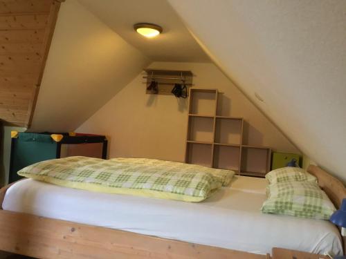 een slaapkamer met een bed op de zolder bij Ferienwohnung Holzheimer in Sandberg