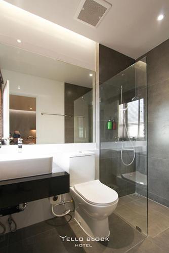 a bathroom with a toilet and a sink and a shower at Yello Block Hotel in Amphoe Phon Thong