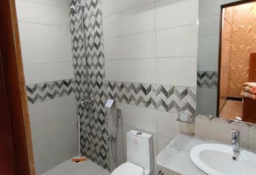 een badkamer met een toilet en een wastafel bij Sunrising Guest House Islamabad in Islamabad