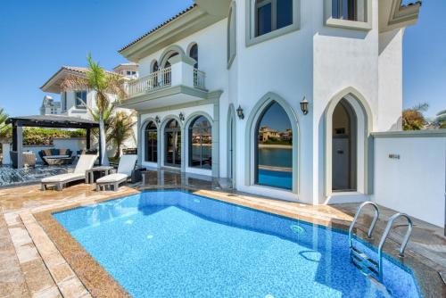 Maison Privee – Glamourous Beachfront Villa on The Palm with Pool