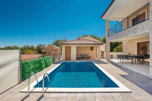 einen Pool im Hinterhof eines Hauses in der Unterkunft Villa MONICA with private pool in Risika