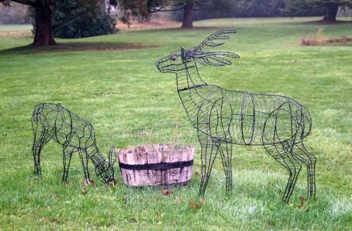 two metal sculptures of deer in a field at Le Gingko - Hotel du Golf Parc Robert Hersant in La Chaussée-dʼIvry