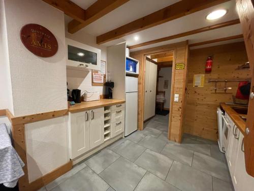 Η κουζίνα ή μικρή κουζίνα στο L ALPIN bel appartement avec terrasse dans vieille ferme de montagne rénovée