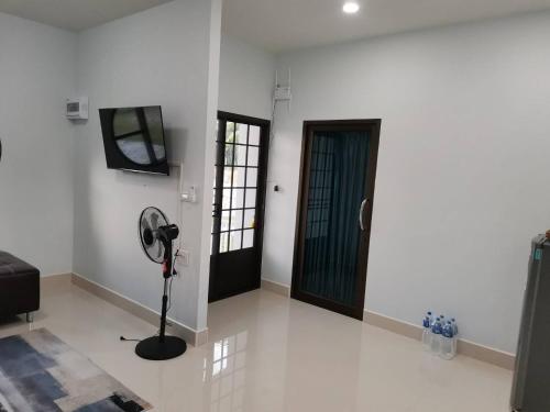a living room with a fan and a door at Numhom Resort in Ban Nong Chum Saeng