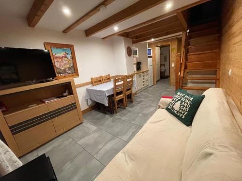 Η κουζίνα ή μικρή κουζίνα στο L ALPIN bel appartement avec terrasse dans vieille ferme de montagne rénovée