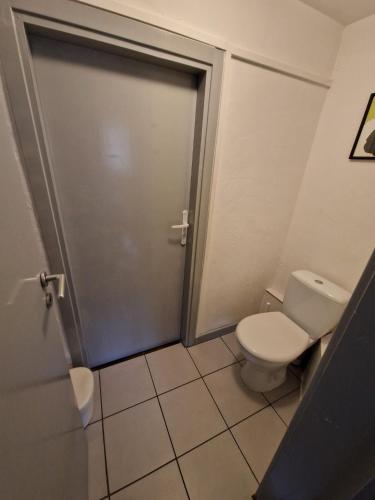 La salle de bains est pourvue de toilettes et d'une porte. dans l'établissement Chalet La Zaubette 8 personnes, à La Bresse
