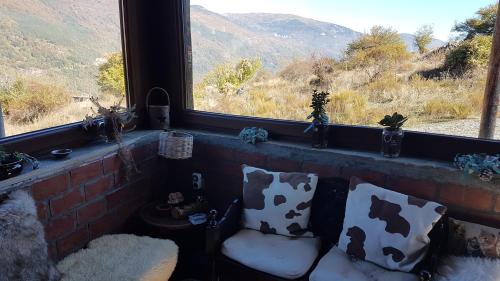 パライオス・アギオス・アタナシオスにあるMountain houseの窓際の座席(ソファ付)が備わり、山の景色を望めます。