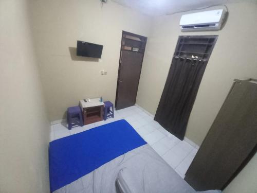 Cette petite chambre comprend un lit et une salle de bains. dans l'établissement EKSOTIS ROOMS SYARIAH, à Seturan