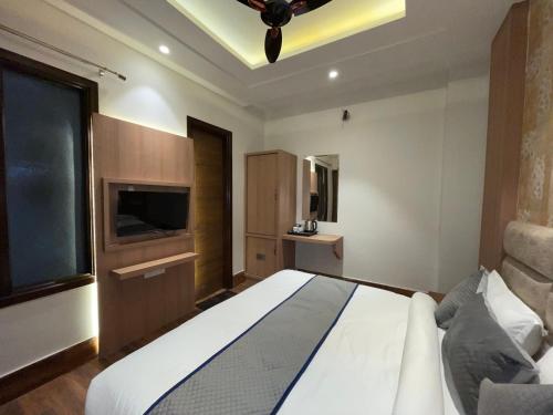 Hotel Crown Savoy, Near Railway Station & GURU NANAK DEV UNIVERSITYにあるベッド