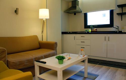 伊斯坦堡的住宿－天寶套房酒店-機場，客厅配有沙发和桌子