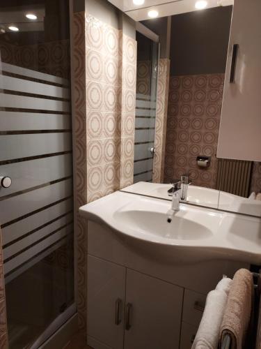 シクストにあるLe Bivouacのバスルーム(白い洗面台、鏡付)