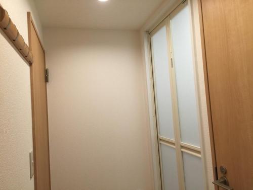 een kamer met een kast met een deur en een deur bij Isshuku Ryokan Asakusabashi - Vacation STAY 17363v in Tokyo