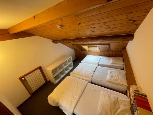 an overhead view of a bedroom with two beds at LE PASSE-MONTAGNE Bel appartement avec terrasse dans vieille ferme de montagne rénovée in Les Orres