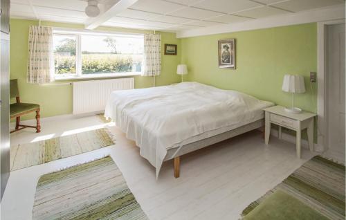 Un dormitorio con una cama grande y una ventana en Awesome Home In Sams With Kitchen, en Onsbjerg