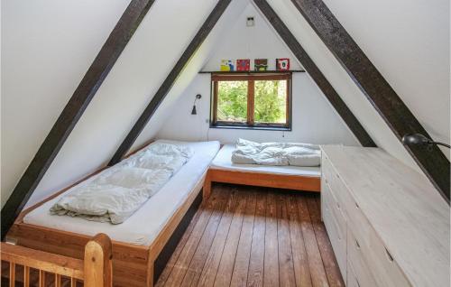 1 Schlafzimmer mit 2 Betten im Dachgeschoss in der Unterkunft Awesome Home In Sams With Kitchen in Nordby