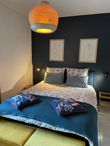 1 dormitorio con 1 cama con 2 almohadas en La Comète - Le Mont Dore 4 pers, en Le Mont-Dore