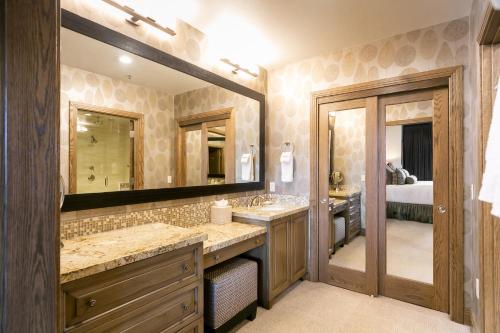 Et badeværelse på Premium Luxury Three Bedroom Suite with Hot Tub apartment hotel