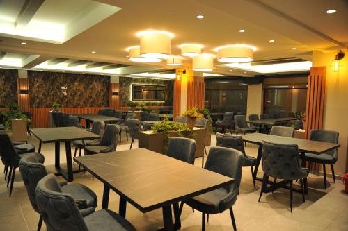 un ristorante con tavoli e sedie in una stanza di Apartman A20B a Kopaonik