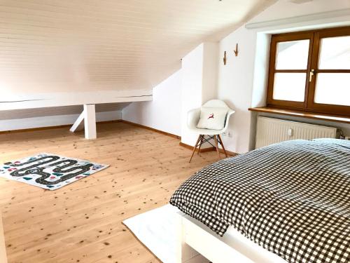 - une chambre avec un lit, un bureau et une chaise dans l'établissement Bergflüstern, à Garmisch-Partenkirchen