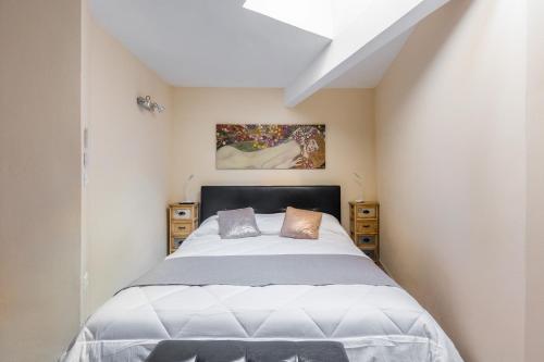 Säng eller sängar i ett rum på Massarenti 31 Modern Duplex by Wonderful Italy