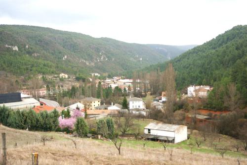 una ciudad en medio de un valle con montañas en CASA La Playeta, en Puente de Vadillos